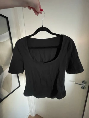 Svart croppad T-shirt  - En enkel svart topp med croppad passform och korta ärmar. Från Shein, storlek L