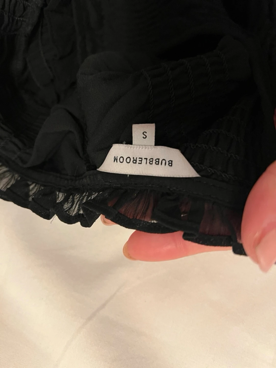 Svart blus från Bubbleroom med volang - 3