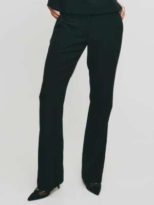 Kostymbyxor från BikBok Vera Flare - Snygga populära svarta kostymbyxor från BikBok i modellen Vera Flare, i normal längd. Nypris 500