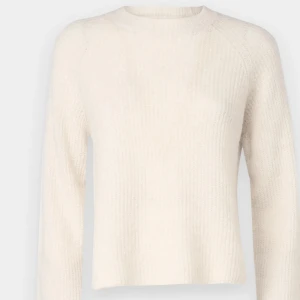 Ljusbeige stickad tröja - Supermjuk och mysig ljusbeige stickad tröja. 