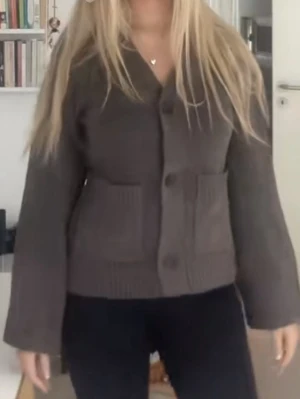 Brun trendig kofta - Säljer min slutsålda trendiga kofta då den inte kommer till användning. Aldrig använd, vid snabbt köp är priset diskuterbart🤗