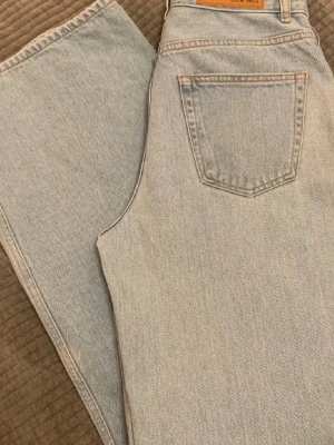 Ljusblå wide leg jeans från Junkyard - Super fina light wash jeans från Junkyard i storlek 24, passar mig perfekt i både längd och midjan som är 160cm🙌 Midjan slutar ungefär 3-4cm nedanför naveln så skulle säga att de är mid-waist.  Pris kan diskuteras!💕