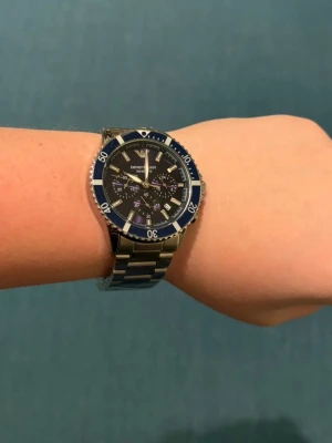 Armani klocka! 100meter  - Marinblå Armani klocka!!! Modellen heter typ 100meter,             Fett snygg         Storlek går att ändras om man kan! Helt ny, in och titta min andra annons där är frakten gratis 🆓 