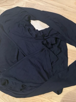 Gina tricot roset tröja - En mörk blå roset tröja från Gina tricot young 