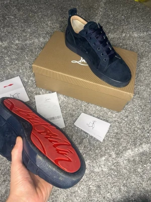 Christian Louboutin - Sjukt feta loubs i populäraste färgen💫 Perfekt om du vill glida runt i stil nu i vinter❄️ Fint skick bara lite smutsiga | Storlek 41 | Kom med frågor!