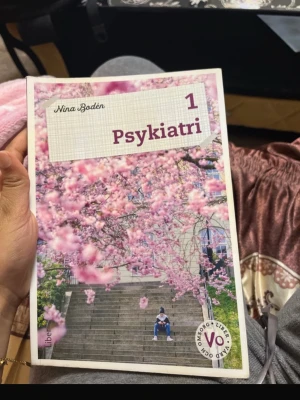Psykiatri 1 - Upptäck grunderna i psykiatri med denna bok som ger både teoretisk och praktisk kunskap. Perfekt för dig som pluggar till undersköterska eller är nyfiken på psykisk hälsa. Lättläst och full av konkreta exempel och reflektionsfrågor.