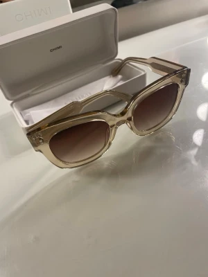 CHIMI solglasögon - 08 - Säljer ett par solglasögon från CHIMI i modellen 08. Dem är sparsamt använda och påse, servett och box medföljer. Nypris: 1400kr