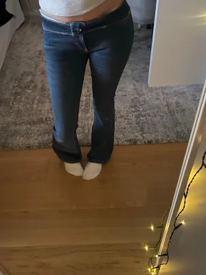 Blå bootcut jeans  - Säljer ett par snygga blå jeans med bootcut-modell och mid waist 