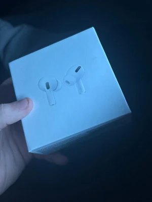 AirPods - Säljer ett par helt nya Apple AirPods Pro 2nd Generation med MagSafe-laddningsetui. Förseglad originalförpackning, perfekt skick. Aktiv brusreducering, adaptiv EQ och lång batteritid. Passar alla Apple-enheter och ger en fantastisk ljudupplevelse.