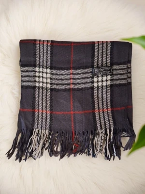 Burberry Scarf/Halsduk - Är som ny, skriv vid fråger eller om ni vill diskutera priset!!