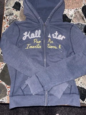 Hollister Dam L - Modellen på bilden är 160cm Tröjan är L men sitter som en M