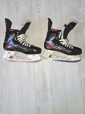 Bauer Vapor 2x skridskor  - Säljer ett par Bauer Vapor 2x skridskor.  skridskon är konstruerad i Curv Composite för hög prestanda och låg vikt. Ny Recoil plös för bättre komfort och kraftöverföring. Den asymmetriska tåhättan ger bättre passform och bättre kraftöverföring.