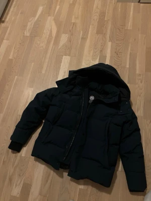 Canada goose jacka - STORLEK M - Äkta- använd delvis 3 vintrar päls hänger med också! Inge skador