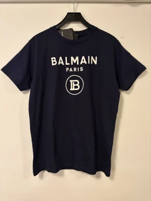 T-shirt - Mörkblå tröja i 100% bomull med snyggt tryck i storlek M. Priset är diskuterbart vid smidig affär!🏷️🤝