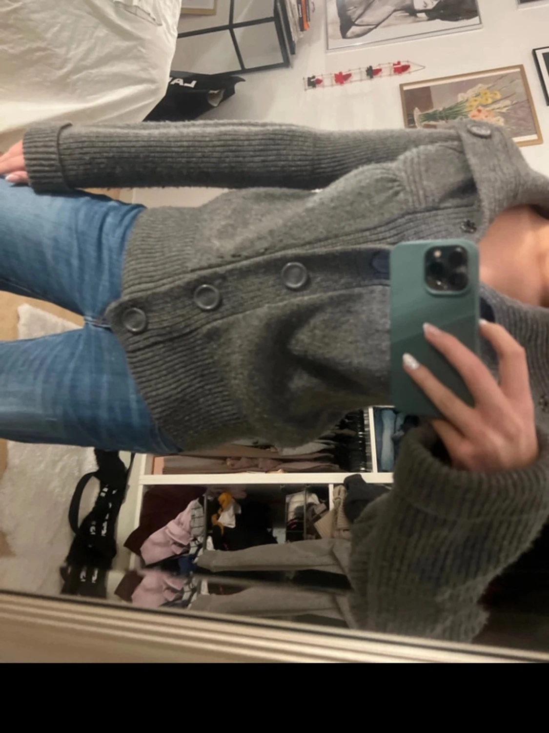 Grå stickad kofta med stora knappar - 2