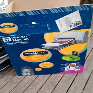 HP DeskJet 1120C Professional Series - HP DeskJet 1120C A3-skrivare i originalkartong, komplett med manual och skyddande emballage. Skrivaren ser ut att vara i mycket gott skick, perfekt för både färg- och svartvit utskrift. Passar både hem och kontor. Inga synliga defekter eller slitage.