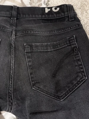 Grå Dondup George  - Tjena, säljer nu mina schyssta gråa donup jeans. Dom är sparsamt använda och är i nyskick. 37 cm i midjan och 104 cm på längden. Tvätten är samma i verkligheten som första bilden. Köpta för 1800kr men säljer för ändast 699! Bara att höra av sig kring funderingar