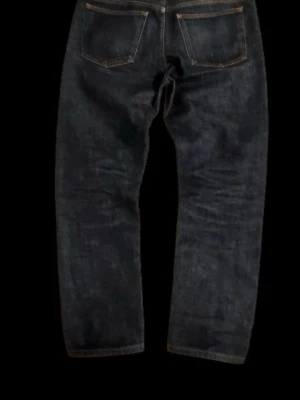A.P.C Japanese Selvedge Denim - Säljer nu dessa A.P.C Japanese Selvedge Denim!✅ Jeansen är i enormt bra skick, exakt som nytt, bara att fadesen har börjat komma!💫 Storleken är W29 L30/31 fråga gärna för mått!✅ Dessa jeans kommer få sjuka fades över tid, vilket gör varenda par så unikt💫 100% Äkta✅ Rökfritt och djurfritt hem💫 Fraktas inom 12-24 timmar✅ Tveka inte att fråga ifall ni undrar något! Priset är ej hugget i sten💫