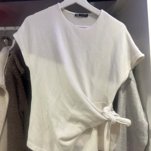 Vit omlottopp med knyt från Zara - Jättefin och mjuk, liite orange vid kragen(se bild)💞intressekoll