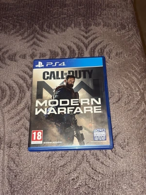 Call of Duty: Modern Warfare (PS4) - Call of Duty: Modern Warfare till PS4. Omslaget och fodralet är i gott skick, ingen synlig skada. Ett populärt actionspel med intensiv multiplayer och kampanjläge. PEGI 18. Perfekt för dig som gillar förstapersonsskjutare.