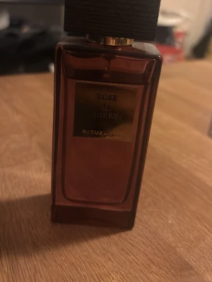 Rose de Shiraz parfym 60 ml - Upptäck Rose de Shiraz från Rituals i en elegant 60 ml flaska. Tillverkad i Tyskland. Perfekt för dig som vill ha en exklusiv touch i din doftsamling. Den är använd lite men mycket produkt kvar som syns på bilderna.