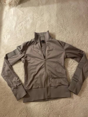 Grå zip från Diesel - 🫶🏻 Storlek: Lappen säger M, men det är den verkligen inte. Xs/S snarare, den är vintage och äkta diesel🫶🏻 💕Säljer en grå zip-kofta från Diesel i storlek M. Koftan har hög krage, långa ärmar och ribbade muddar. Snygg detalj med dragkedja framtill och en extra ficka med zip på sidan. Perfekt att slänga på sig över en t-shirt för en chill look.💕
