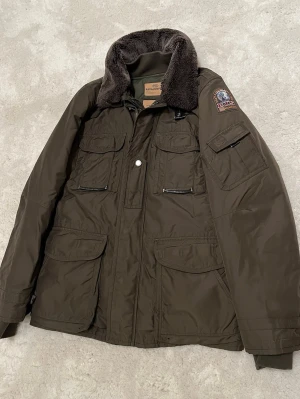 Parajumpers Portland  - Storlek: S. Skick :9/10. Färg: mörkgrön 