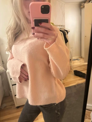 Ljusrosa stickad tröja - Mysig ljusrosa stickad tröja med rund hals och långa ärmar. Tröjan har en loose passform och är perfekt för lager-på-lager. Tröjan är lite nopprig men inget som man tänker på💕 Perfekt till våren