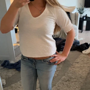 Vit topp  - Säljer denna fina toppen från vero Moda. Använd endast ett par gånger så är i väldigt bra skick. 