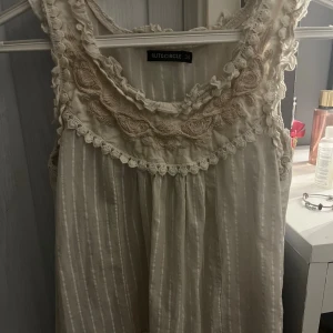 topp från Rut&Circle - Supersöt vit topp från Rut&Circle med broderade detaljer och volangkant vid halsringningen💕💕
