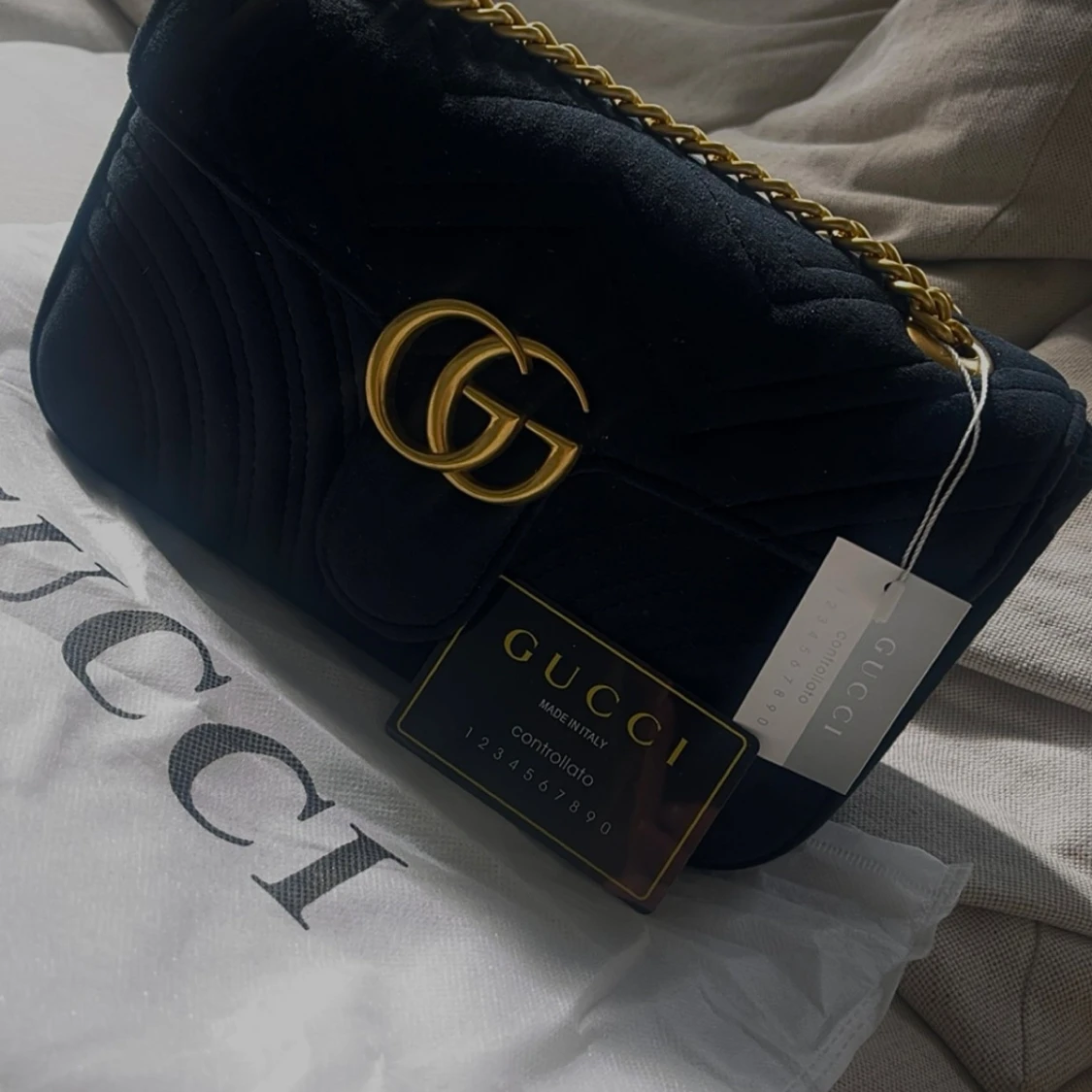 Svart sammet axelväska från Gucci