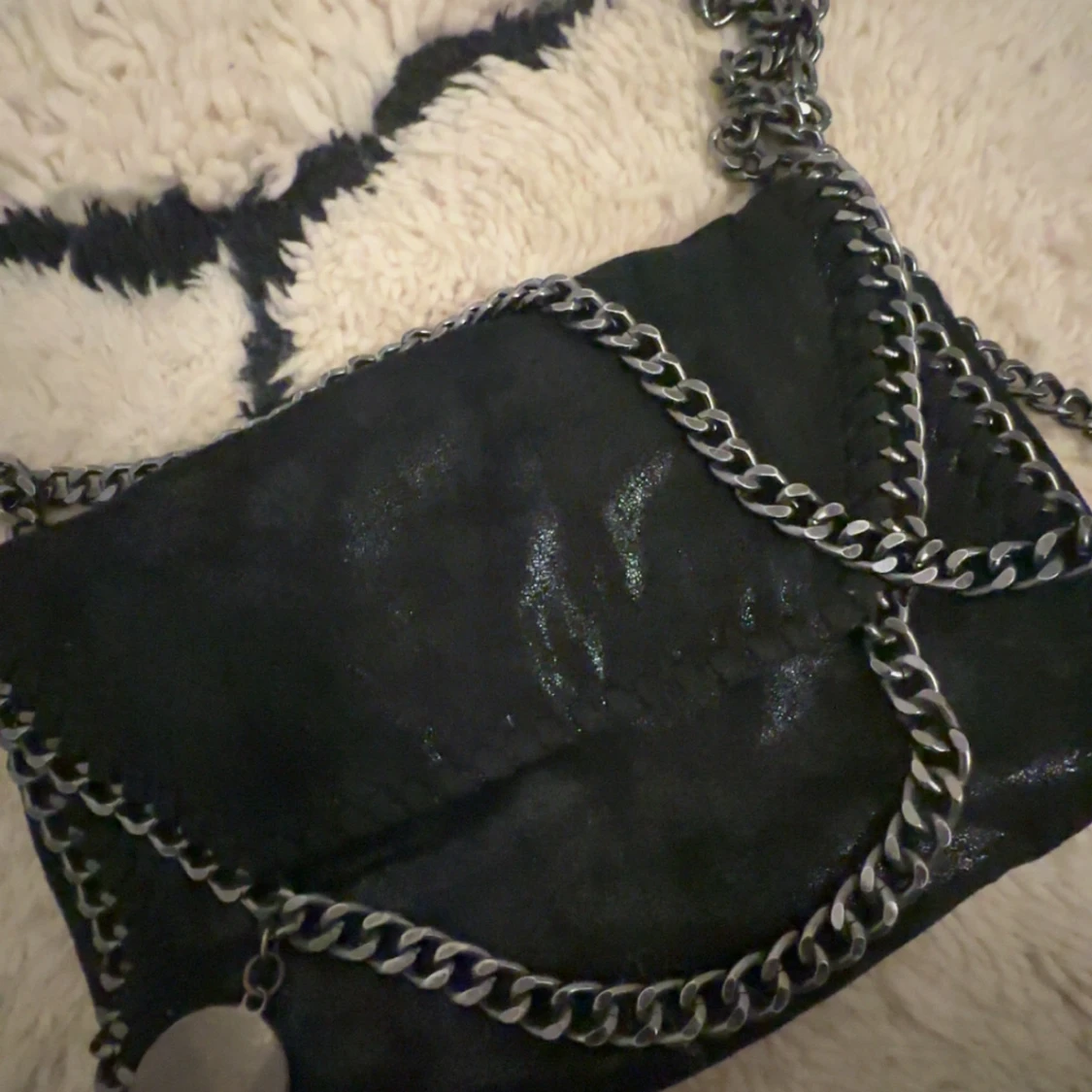 Svart axelväska med kedjedetaljer