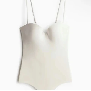 VIT BODY  - SÖKER en vit body i mikrofiber med vadderade kupor 