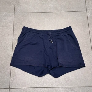 Marinblåa shorts - Marinblåa sweatshirt shorts från Lager 157 med snörning. Storlek M💕