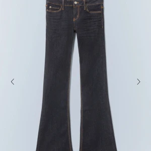 Bootcut jeans från Cheap Monday - Säljer dessa slutsålda mörkblå jeans i modellen booty bei från weekday! Det är i storleken 24/32. Det är i mycket bra skick men pris kan diskuteras! Skriv till mig om ni har några frågor💕 SKRIV TILL MIG FÖR MER BILDER!!