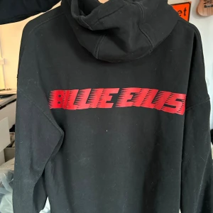 Billie Eilish hoodie - Säljer nu en Bille Eilish hoodie i storlek S (passar även M) då den inte längre kommer till användning här hemma. Katter finns i hemmet men allt tvättas innan det skickas💕