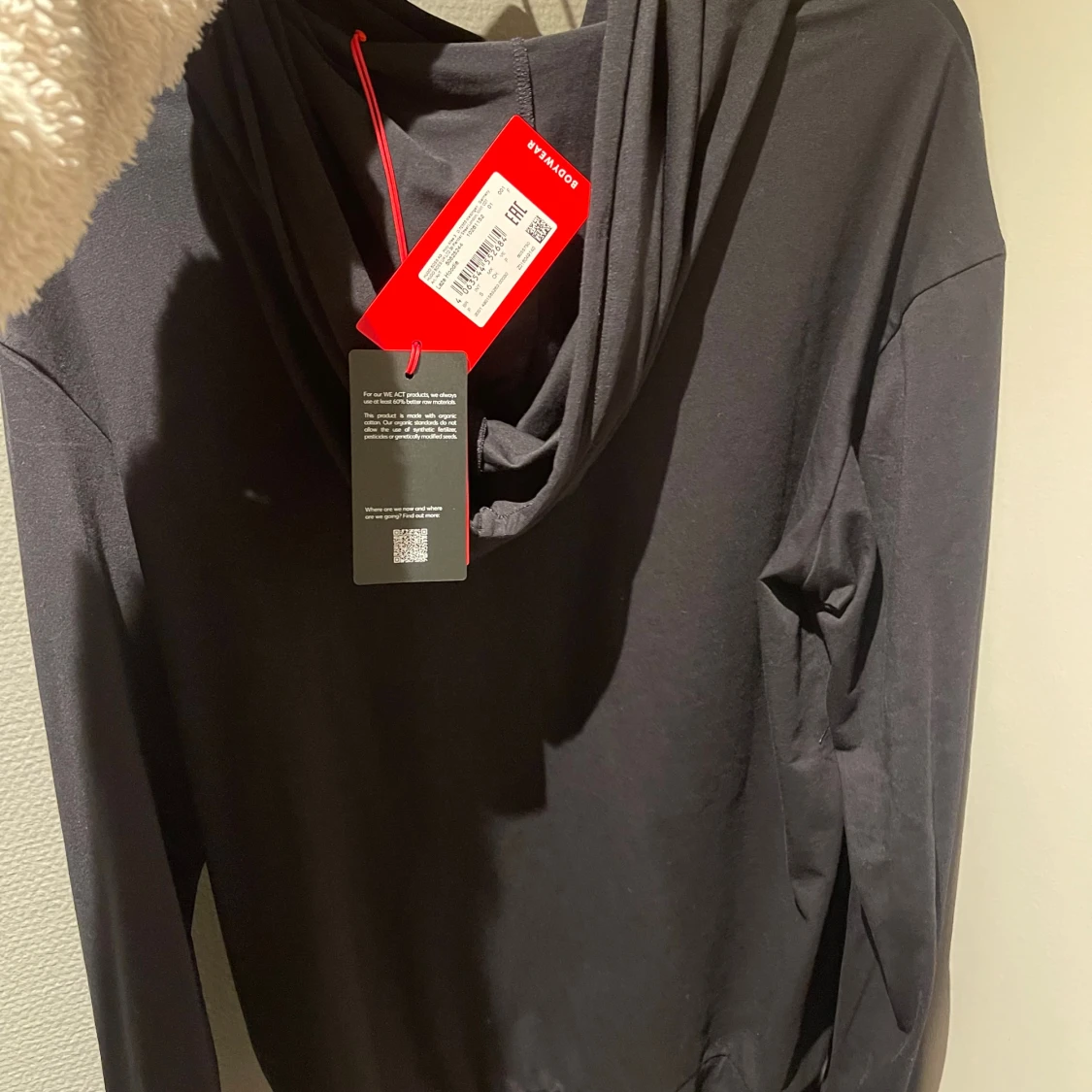 Svart hoodie från Hugo med röd logga - 1