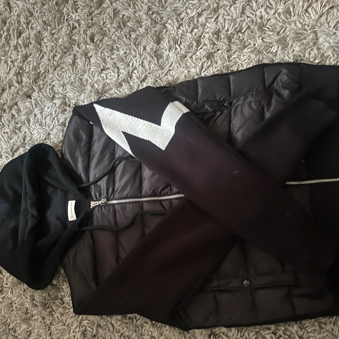 Svart pufferjacka från Moncler med huva - 1