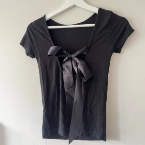 Svart topp - Säljer denna fina toppen med djup rygg och snörning (första bilden är ryggen) använd fåtal gånger 💖obs jag reser bort 2/10 så köp innan dess! 