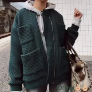 Quiltad grön bomberjacka oversized - Säljer en oversized quiltad bomberjacka i mörkgrönt med stora fickor framtill. Storlek XS men är som sagt ganska oversized.