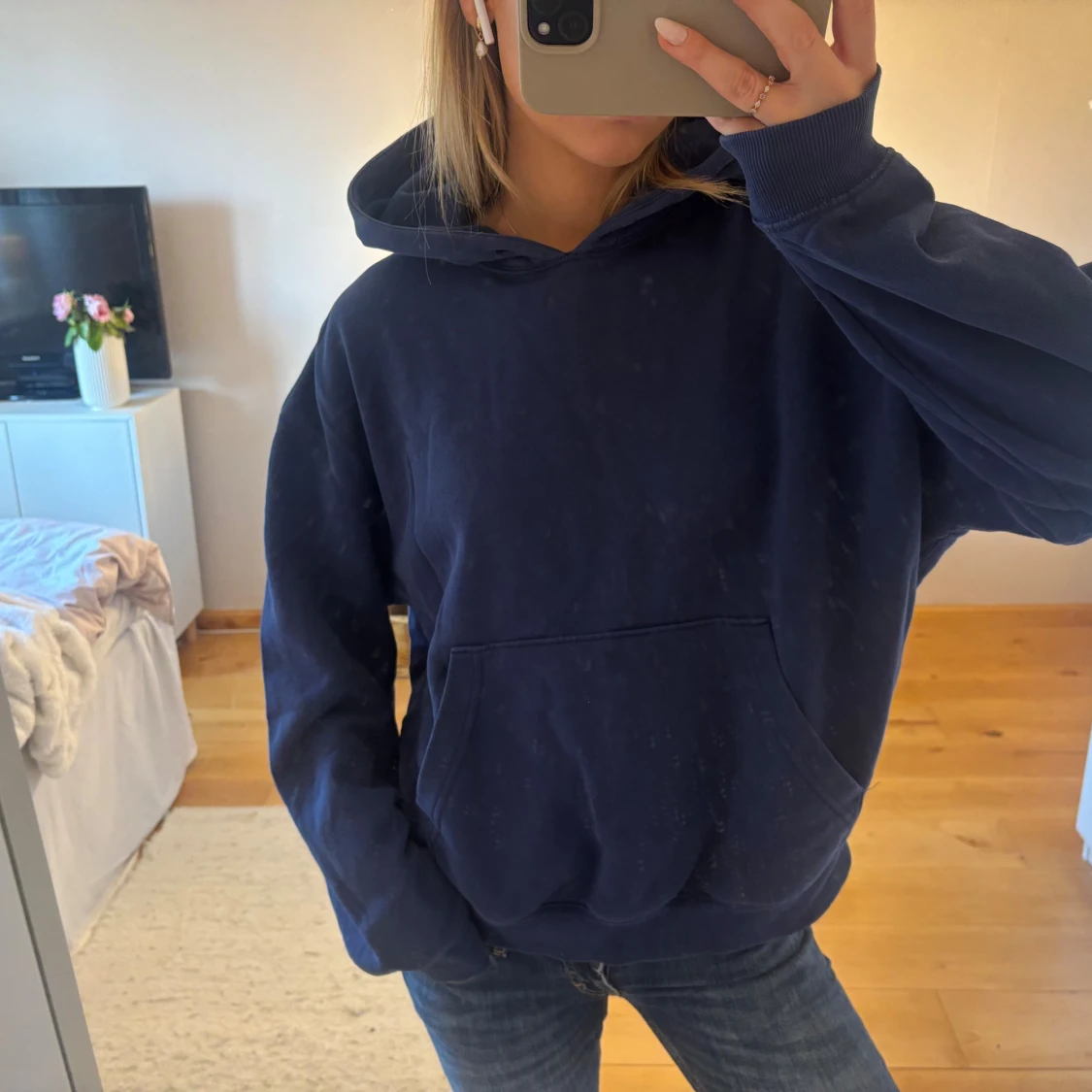 Marinblå hoodie från Weekday - 1