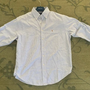 Sommrig Ralph Lauren skjorta - Klassisk skjorta från Ralph Lauren i vitt och blått med smala ränder. Nypris 1800kr. Inga defekter.