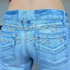 Jeans - Midjemått: 39cm rakt över, innerbenslängd: 72cm 💕