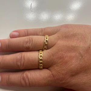 Guldiga kedjeringspar  - Två guldiga ringar med ett kedje mönster. Ena är lite justerbar.