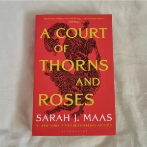 A Court of Thorns and Roses - En populär booktok fantasybok av Sarah J. Maas, första boken i acoutar serien. I bra skick, oanvänd, på engelska och för bra pris! Nypris runt 200 kr! Samma annons som mina tidigare! Populär och mycket bra pris!