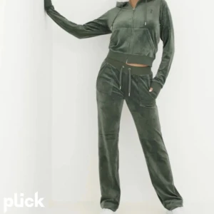 Juicy couture set - Säljer mitt juicy set i färgen moss green något sånt 🥲 den har en litet defekt på knät (syns på bild 3) och därav billigare. Hoodien stl xs och byxor XXS