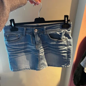 mini-jeanskjol - så fin och bra skick! lågmidjad och kort💕passar S-M