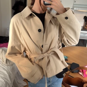 Beige trenchcoat med knytband - Beige trenchcoat från Zara 🥰