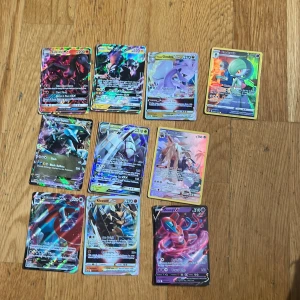 Pokémon-kort samling - Cool samling av Pokémon-kort med flera holografiska och sällsynta kort! Perfekt för dig som älskar Pokémon och vill boosta din samling med favoriter som Shamin, Tapu Koko, Goodra, Gardevoir och fler. Passar både samlare och spelare som vill ha unika kort.