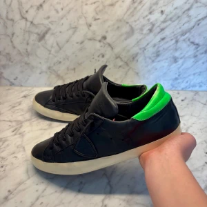 Svarta Philipe models - Säljer dessa feta svarta Philipe models! Skicket är 7/10 riktigt bra. Strl är 42 men är stor i strl så passar 43 hur bra som helst. (Innersula 29cm).  Nytt pris c 3500kr, mitt pris 649kr. Hör av er vid frågor!